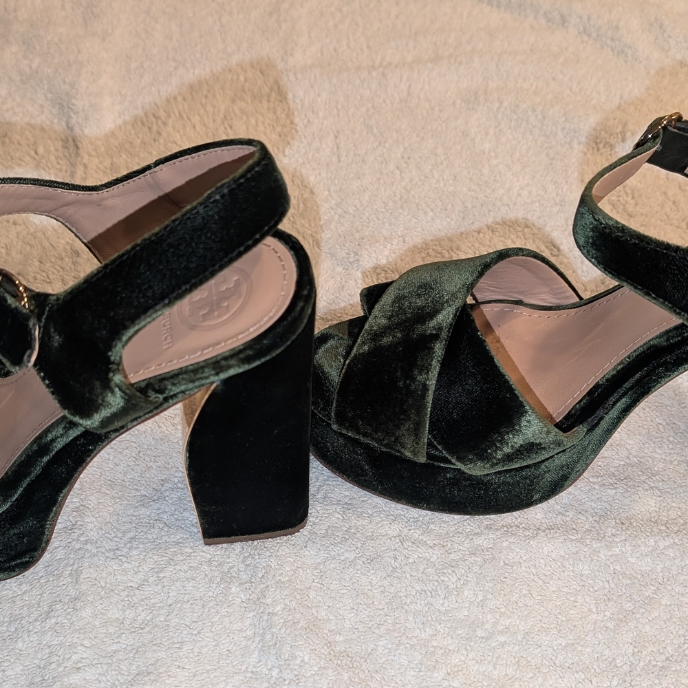 Tory Burch Banana Leaf Green Velvet Bag and Green Velvet Sandals - Picture 7 of 15